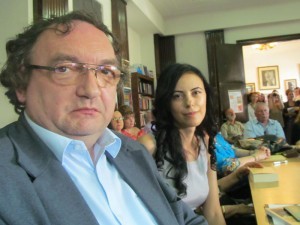 Universitarul Gheorghe Glodeanu  şi tînăra autoare Laura Cornea