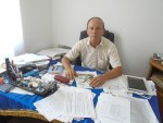 Primarul Mircea Boga la la masa sa de lucru