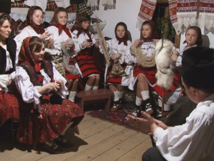 fete-si-feciori-la-sezatoare-in-botiza-2