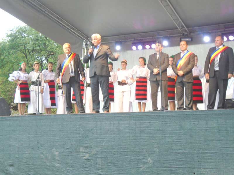 Primarul Buda stinga si distinsii sai invitati