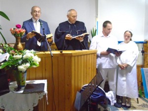Cei-doi-tineri-botezati-linga-pastorii-Vasile-Bel-si--Vasile-Paul