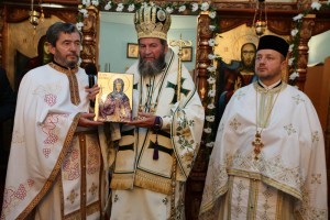 PS Justin Sigheteanul a primit cadou de la preotul paroh Gavril Gavriş o icoană a Sfintei Parascheva