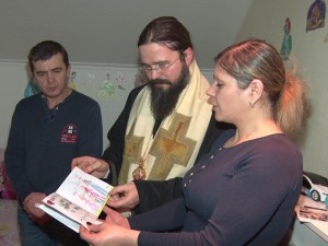 Episcopul Macarie Drăgoi acasă la soţii Nan