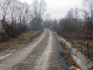 Drum agricol pietruit