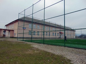 Şcoala gimnazială şi terenul de sport