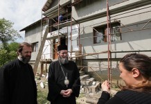 Preoţii o ajută pe preoteasa văduvă din Brebeni