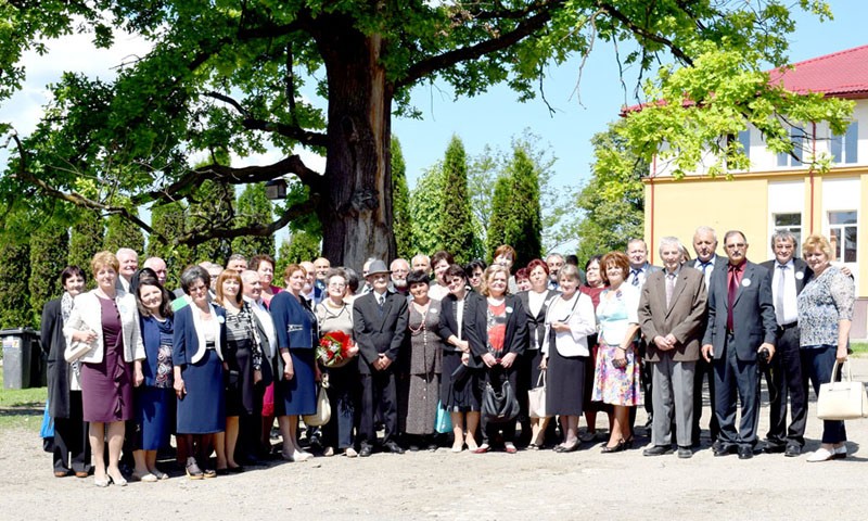 Absolventii Liceului linga batrinul stejar