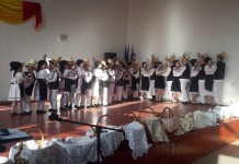 Formaţie de dansuri populare în Ciolt