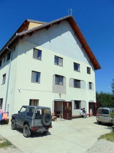 Casa care adăposteşte tinerii de la mănăstire