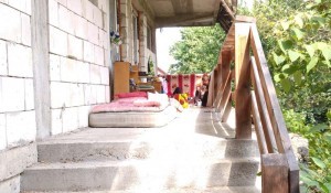 Boschetari ce stau în clădirea abandonată