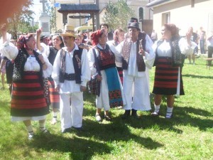Ansablul-folcloric-Tileguta-din-Petrova