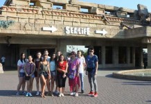 Elevi câştigători ai unei excursii într-un parc de distracţii din Italia