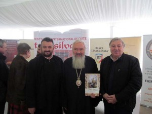 ÎPS Andrei primeşte în dar revista “Cronica Satului Deseşti”, de la preotul paroh Ioan Ardelean şi de la Gheorghe Pârja
