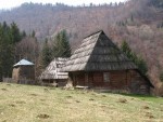 o-casa-fara-curent-din-poienile-de-sub-munte
