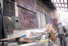 O casă poleită cu artă sculpturală