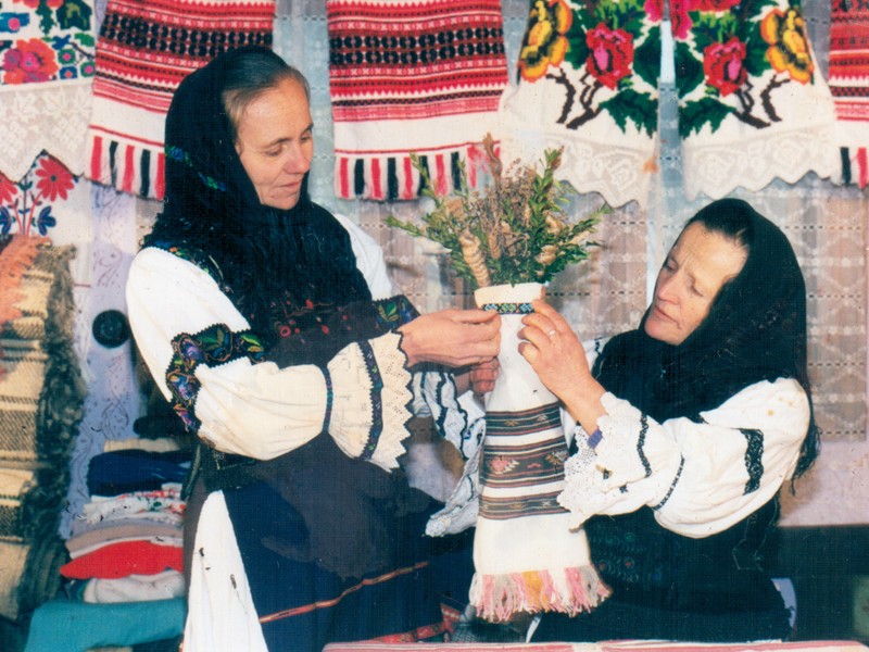pregatirea-papusii-ceremoniale-la-cupseni-tara-lapusului-copy