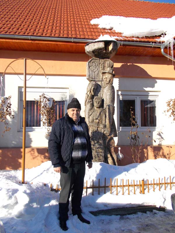 Primarul-Nicolaie-Burzo-la-intrarea--in-Primarie