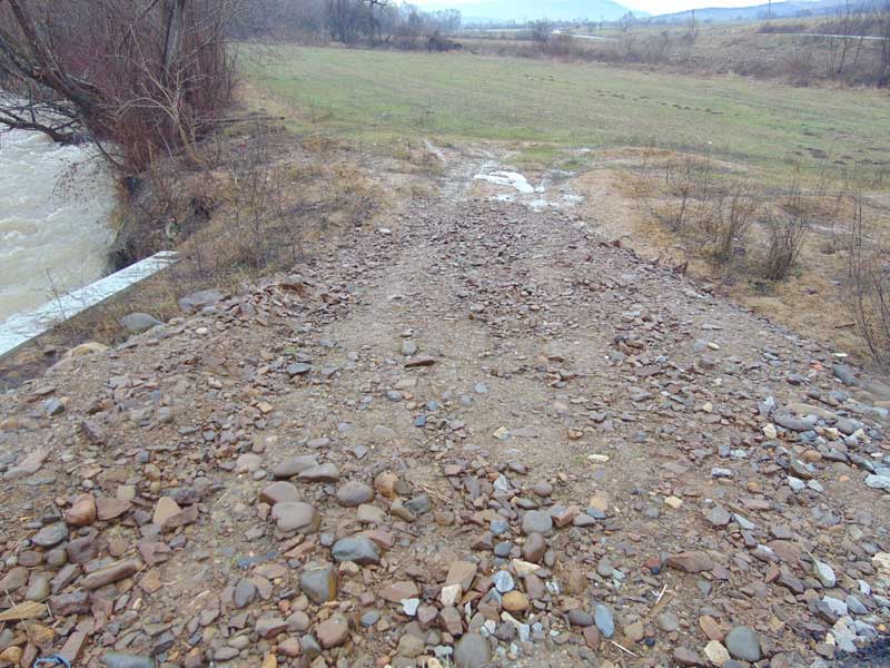 Pietruiri-de-drumuri-în-Cerneşti