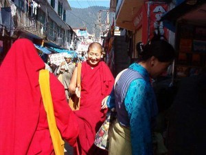 Călugări pe străzile din Dharamshala - India