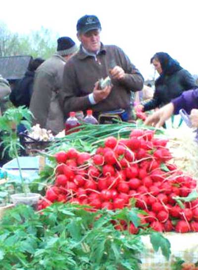 Gheorghe-Vintal-doilea-din-stinga--la-vinzare-de-legume