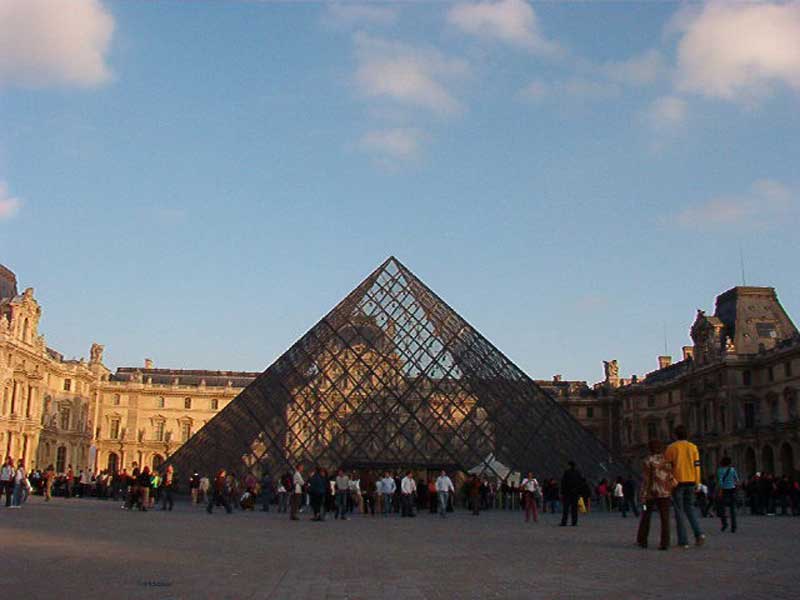 Paris--piramida-din-sticla-la---Louvre