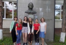 Tinere din Franţa, eleve la Colegiul Naţional Mihai Eminescu