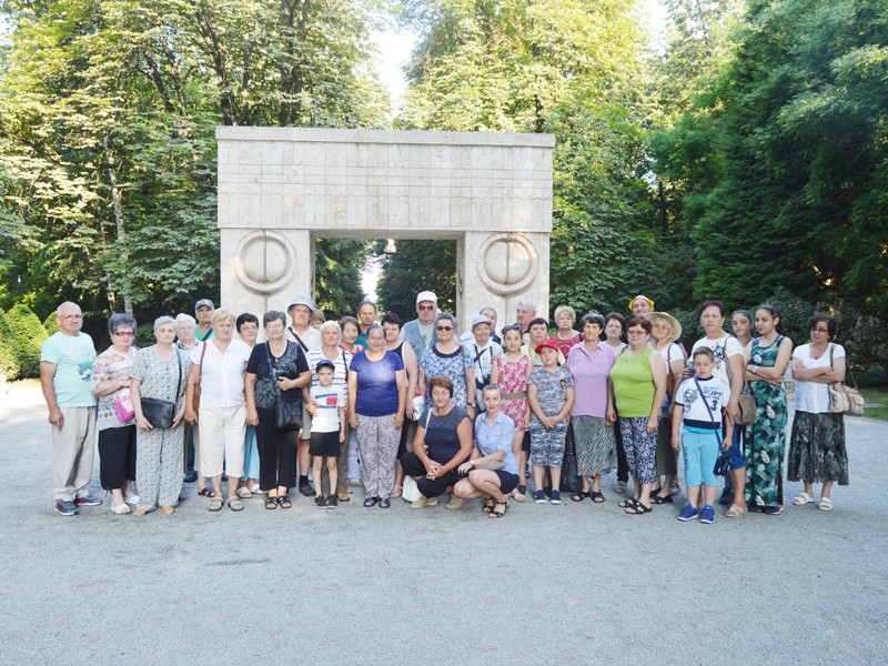 Grupul de pensionari la Poarta Sărutului