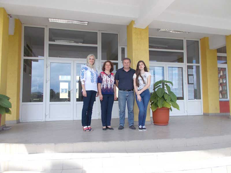 Iulia-cu-parintii-sai-si--directoarea-Pop-stinga