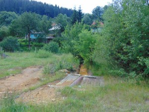 Conducta care deversează apele de mină direct în râu