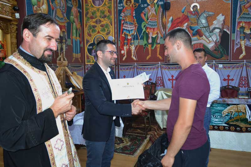 Deputatul-Adrian-Todoran,-diplome-pentru-tinerii-din-„Tabăra-Prieteniei”