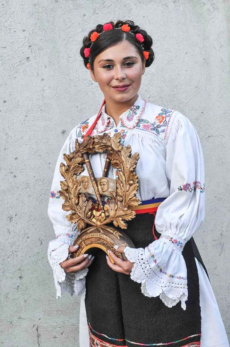 Andreea-Ghiţiu-cu-trofeul