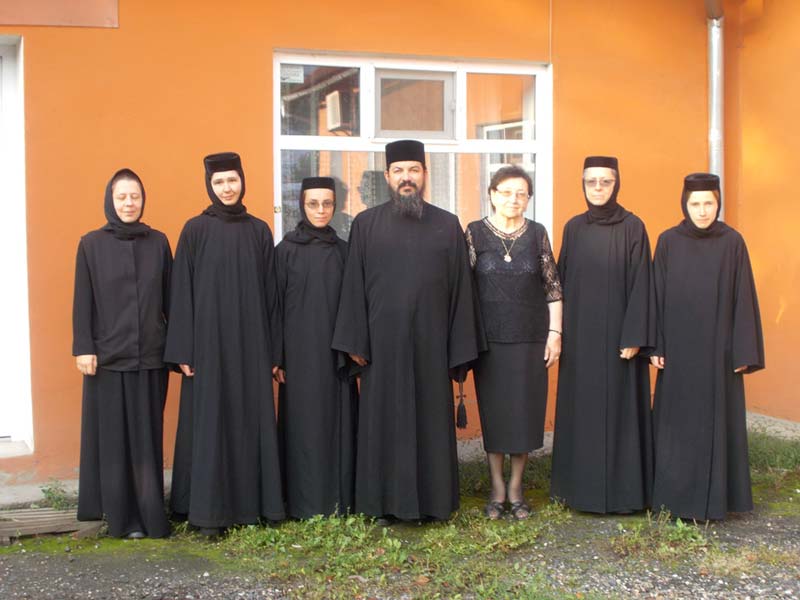 Arh.-Sofian-alaturi-de-mama-sa-si-maicutele-de-la-Soveja