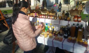 Stand cu produse eco din fructe şi legume