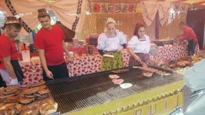 Produse specifice Sărbătorii Castanelor:  mici, grătare, cârnăciori