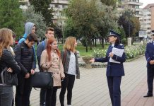 Din nou, poliţiştii printre elevi