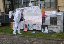Greva foamei în faţa Prefecturii