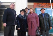 În întâmpinarea Marii Uniri, cu românii din Cernăuţi Invitaţii din Cernăuţi: Vasile Bâcu, Silvia Caba Ghivireac, Ancuţa Bâcu şi Dumitru Ghivireac, alături de domnul Ioan Bâtea, preşedintele de onoare al Societăţii “Avram Iancu” (noiembrie 2017)