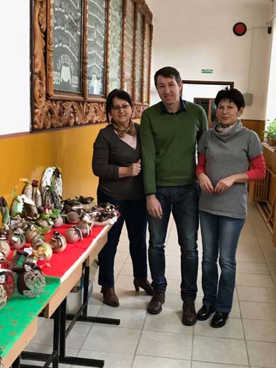 Directorul-liceului,-Mihai-Pop,-si-cadrele-Doina-Boitor-și-Gabriela-Comiati