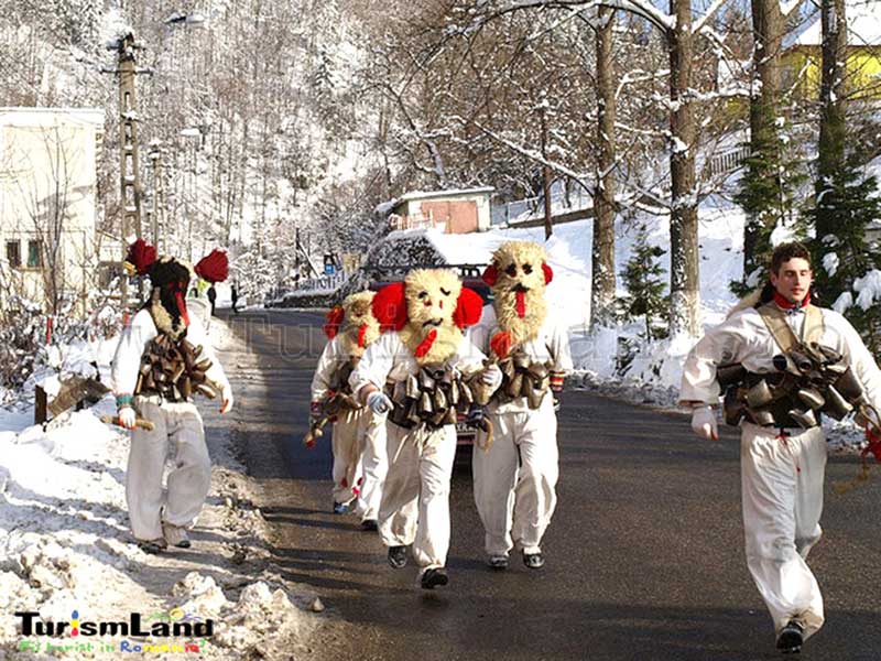 Brondosi-cu-clopote-confectionate-de-Ilies-şi-Gyorfi