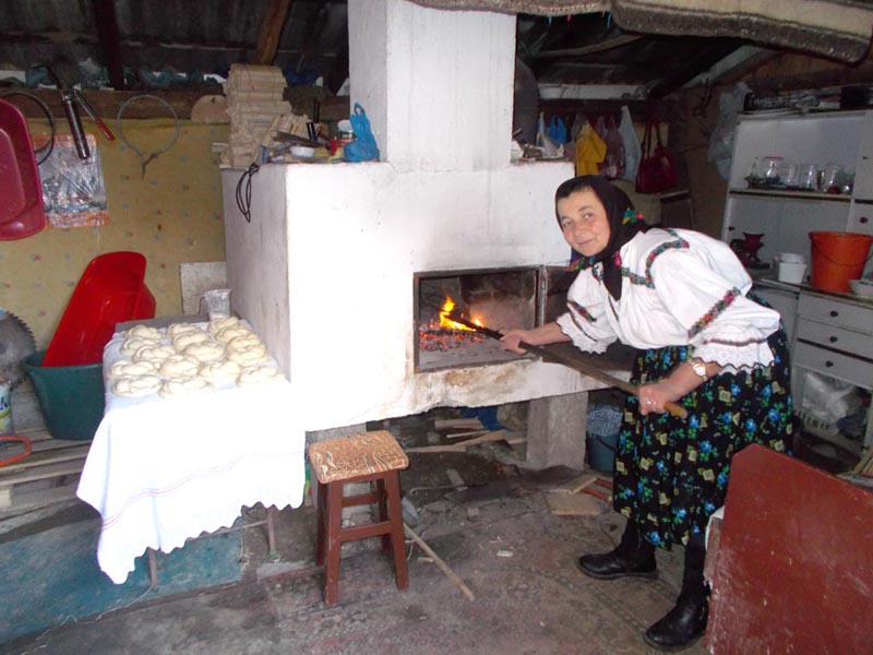 Lelea Varvara in timp ce punea colacii la copt