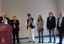 Preşedintele Emil Drăghici, îi înmânează lui Nicolae Sabou diploma şi trofeul “Chintesenţa frumuseţii cântecului popular naţional”