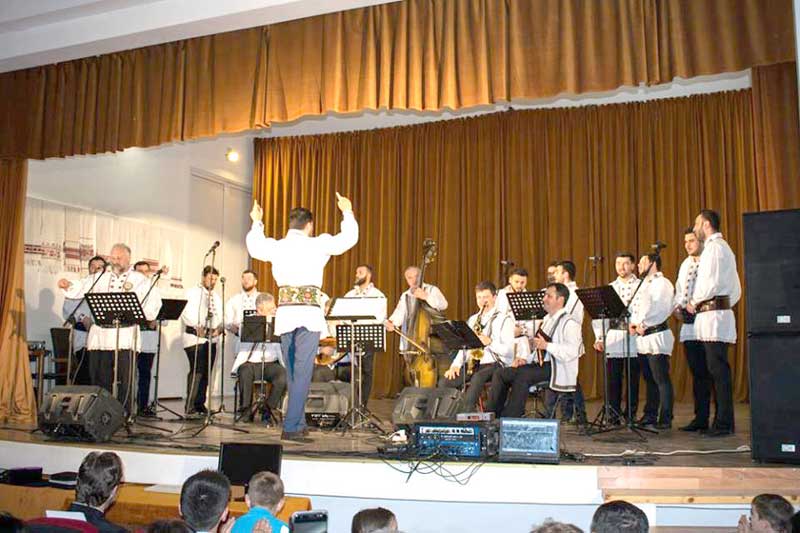 Cele-doua-grupari-artistice-prezente-in-concert