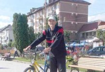 La Tg. Lăpuş, de peste 62 de ani, Anton China taie lemne de foc şi sapă gropi pentru morţi D-l Anton China cu bicicleta sa