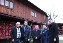Patrimoniu identitar în comunităţile româneşti de dincolo de apă Ion Botoş, ambasadorul României la Kiev, consulul român la Solotvino și alţi oficiali români, la Muzeul din Apşa
