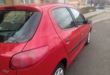Spargere de autoturism în plină zi