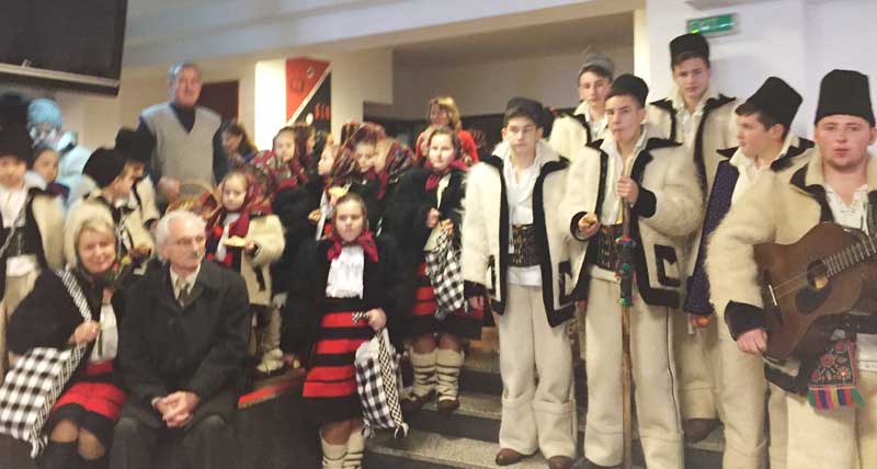 Ioan-Ardeleanu-Pruncu-in-mijlocul-colind[torilor-din-Barsana