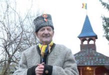 Nicolae Sabău în curtea casei sale din Cicârlău