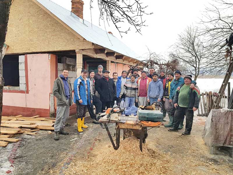 Casea-familiei-Palincas-dispune-deja-de-acoperis Casa după reparaţie