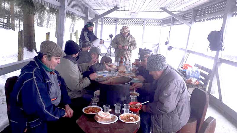 Pescari-pe-Lighet-savurînd-guiaşul