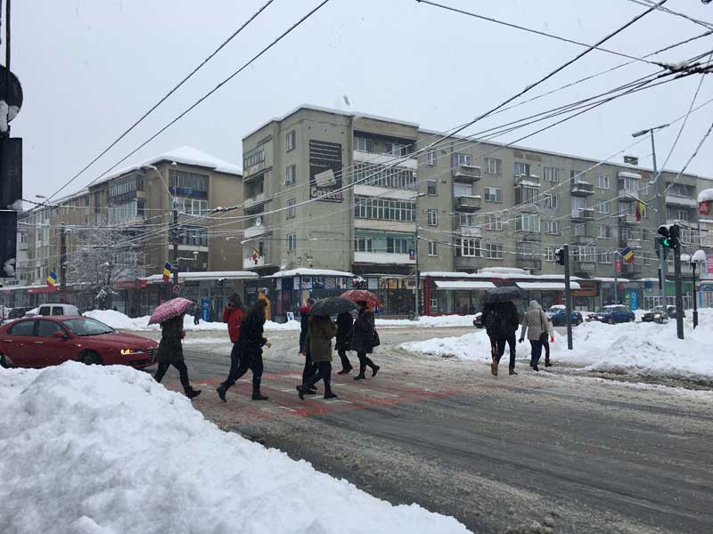 iarna-baia-mare-2019-(12) În Baia Mare, stratul de zăpadă măsoară 30 cm și le dă de furcă drumarilor și cetățenilor